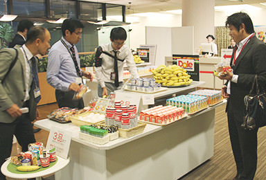 朝食支給の様子